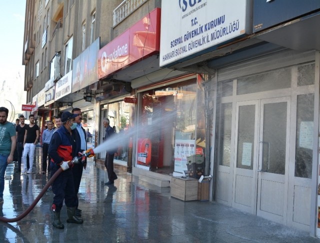 Hakkaride dezenfekte çalışmaları sürüyor