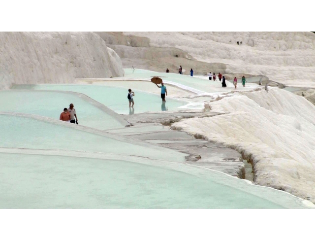 Pamukkale travertenleri yerli turistleri ağırlıyor