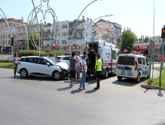 Yaralı taşıyan ambulans kaza yaptı