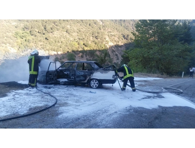 Alevlerin yükseldiği otomobil hurdaya döndü