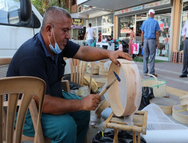 Ölen babasının mesleğini son temsilcisi olarak devam ettiriyor