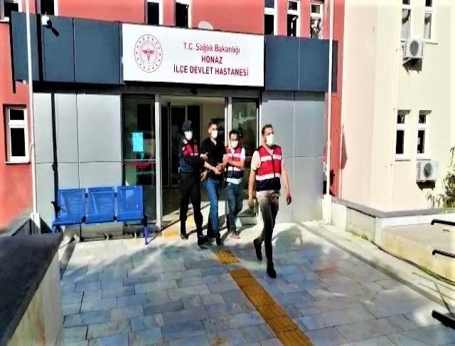 Jandarmaya silah çeken firari zanlı tutuklandı