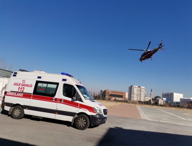 Ambulans helikopterlerin 21 günlük bebeği hayatta tutma yarışı