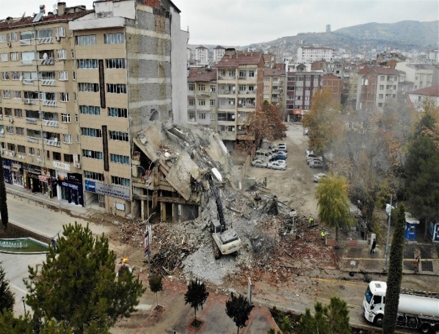 Deprem bölgesi Elazığ’da kısıtlamayla yıkımlar hız kazandı