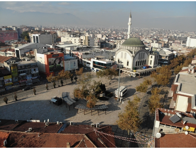 Kalabalıklarıyla hafızalara kazınan meydanlar boş kaldı