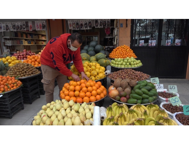 Küçük olaylara alışan manav, çalınan meyveler pahalı olunca hakkını helal etmedi