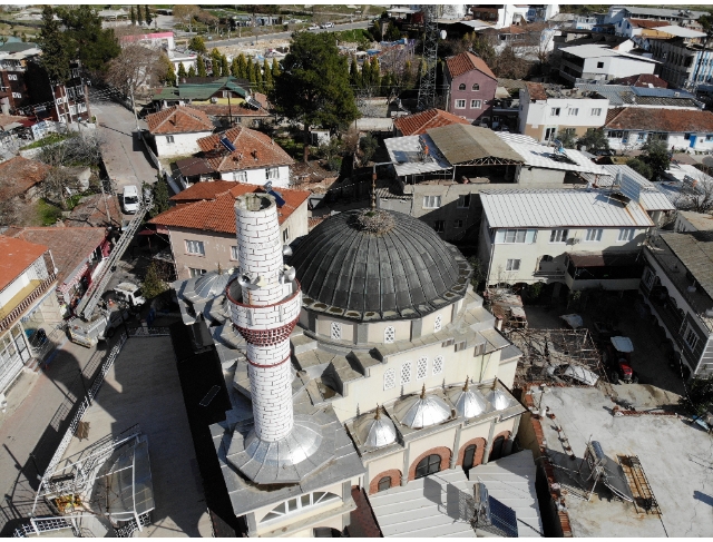 Şiddetli rüzgar cami minaresinin külahını uçurdu