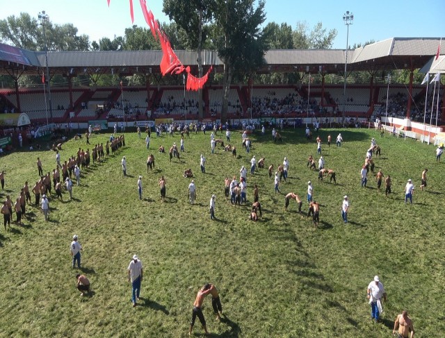 Kırkpınar’da 54 başpehlivan kol bağladı