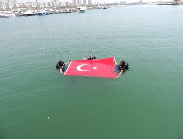 Mersin’de dalgıç polisler denizde Türk bayrağı açtı, kirliliği görüntüledi