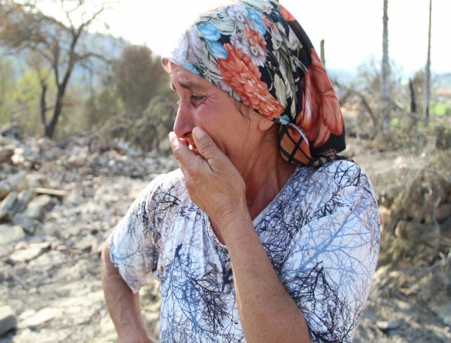 Yangınla boğuşan kardeşine yardıma gitti, döndüğünde evi ve koyunlarını yanmış halde buldu