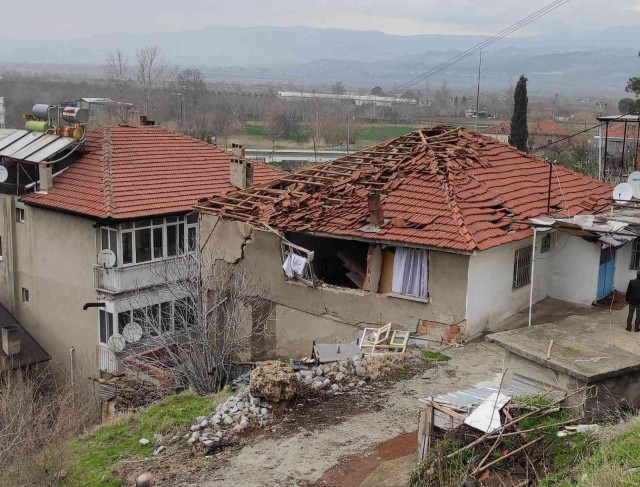 Gaz sıkışması sonucu patlamanın meydana geldiği ev harabeye döndü: 1 ağır yaralı