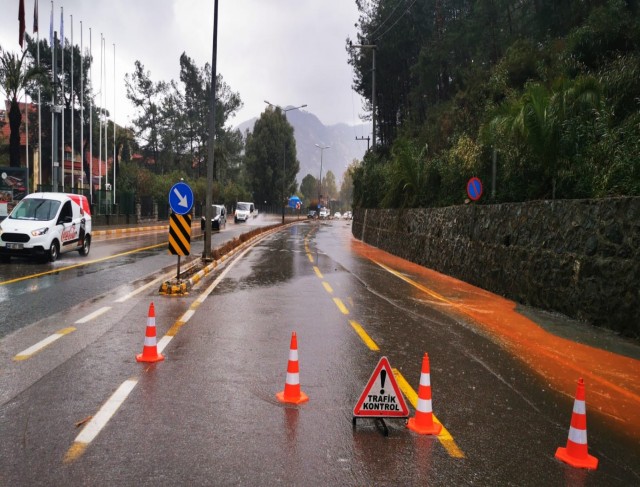 Marmaris-İçmeler karayolunda ulaşım tek şeritten sağlanıyor