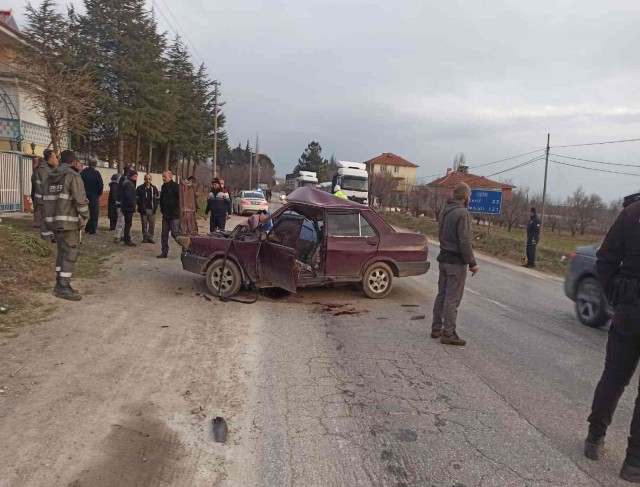 Köpeğe çarpmamak için manevra yapan otomobil kaza yaptı