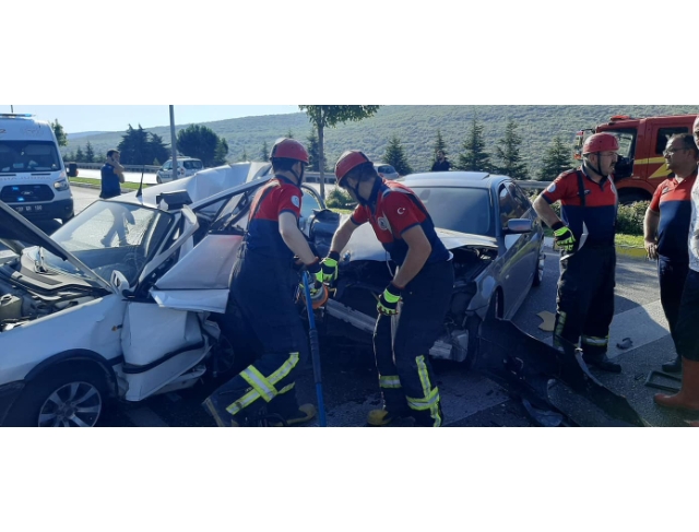 Aynı yöne giden otomobiller çarpıştı: 1 ölü, 7 yaralı