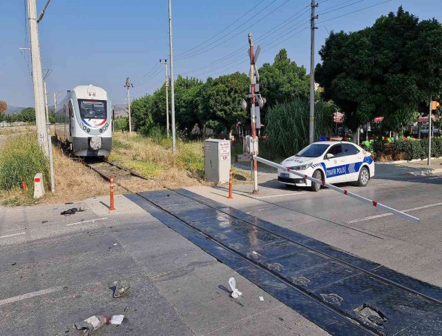 İzmir’de tren ile motosiklet çarpıştı: 1 ağır yaralı