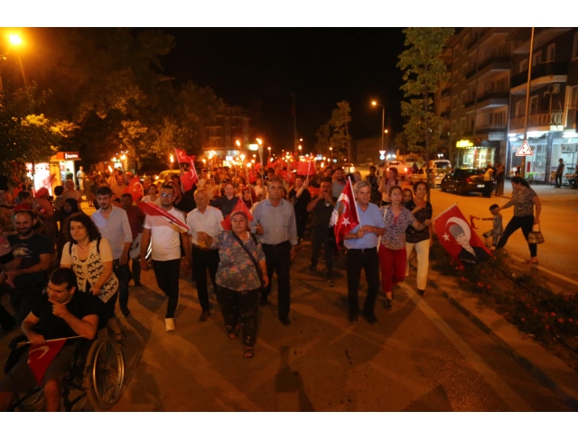30 Ağustos Zafer Bayramının 100. Yılı Kutlamaları çerçevesinde düzenlenen "Fener Alayına Acıpayamlı vatandaşlar yoğun ilgi gösterdi.