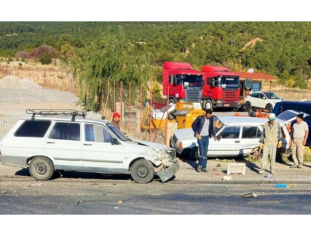 Kafa kafaya çarpışan araçlardan yara almadan kurtuldular