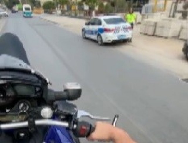Trafik polisinin önünde şov yapmaya kalkıştı, sanal devriyeden kaçamadı