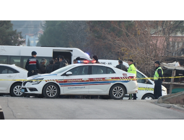 Husumetli iki aile arasında silahlı sopalı kavga: 2 yaralı