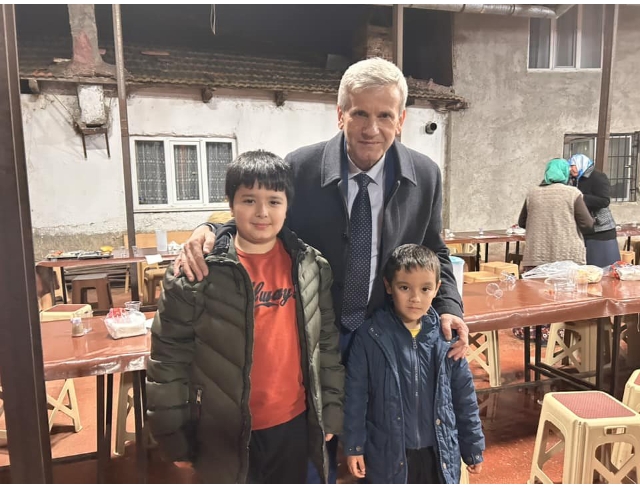 ŞEVKAN, MAHALLE İFTARLARINDA HEMŞEHRİLERİYLE BULUŞUYOR