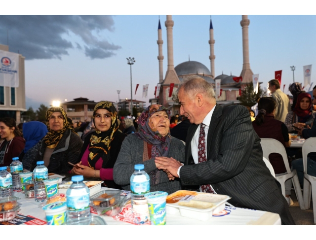 Büyükşehir’den 7 bin kişilik iftar sofrası