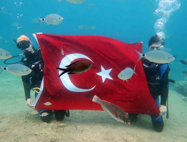 Denizin dibinde Türk Bayrağı açtılar