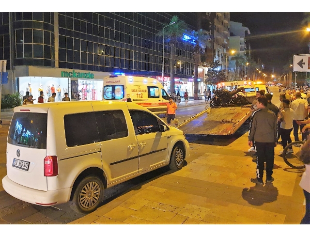 Bisiklete çarpmamak için manevra yapan motosiklet polis aracına çarptı: 3 yaralı