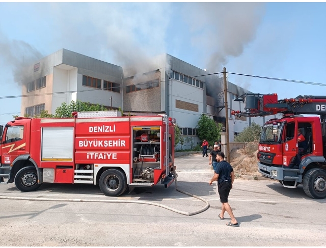 Tekstil fabrikasında çıkan yangın maddi hasara neden oldu