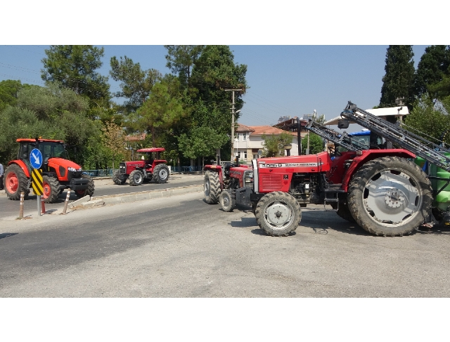 Bankanın taşınma kararına tepki gösteren çiftçiler traktörlerle yol kapattı