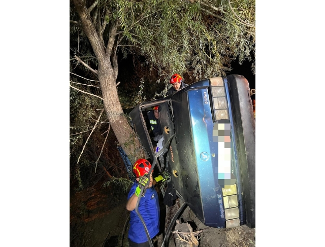 Şarampole yuvarlanan araç ağaçta asılı kaldı: 2 ölü, 3 yaralı