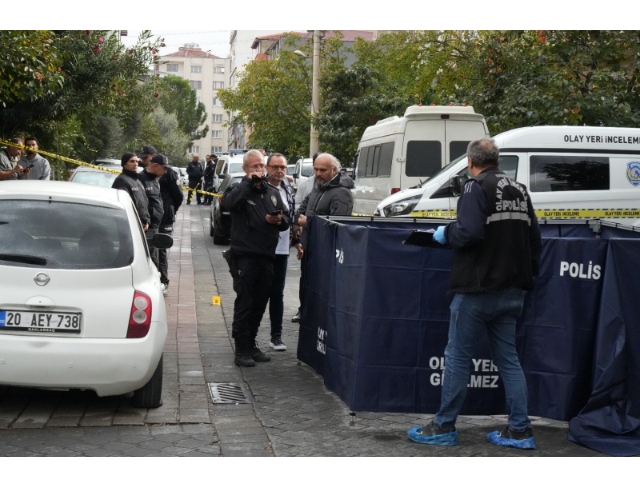 Karısına çocuklarının göz önünde kurşun yağdırdı