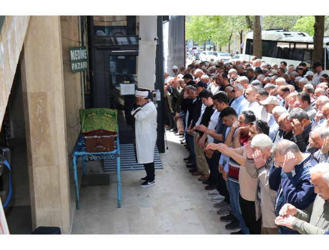 Memleketine dönerken kazada ölen yaşlı adam son yolcuğuna uğurlandı