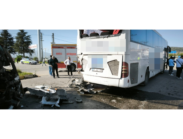 Tır, kırmızı ışıkta bekleyen otobüs ve otomobile çarptı: 6 yaralı