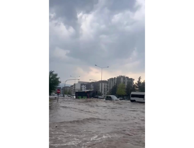 Denizli’de yollar göle döndü, sürücüler zor anlar yaşadı