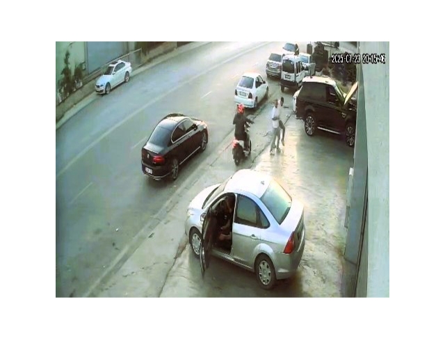 Motosikletle takip ettikleri şahsa kurşun yağdırdılar... Silahlı saldırı anı kamerada