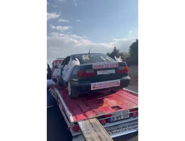 Bozulan gelin arabası yoluna çekicinin üzerinde devam etti