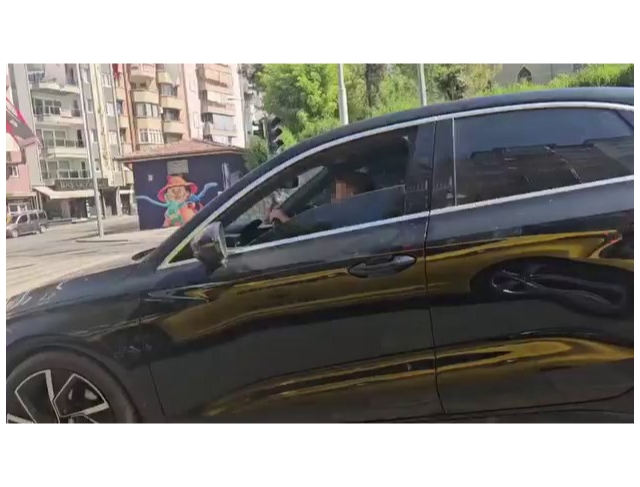 Küçük çocuğa trafikte otomobil kullandırdılar
