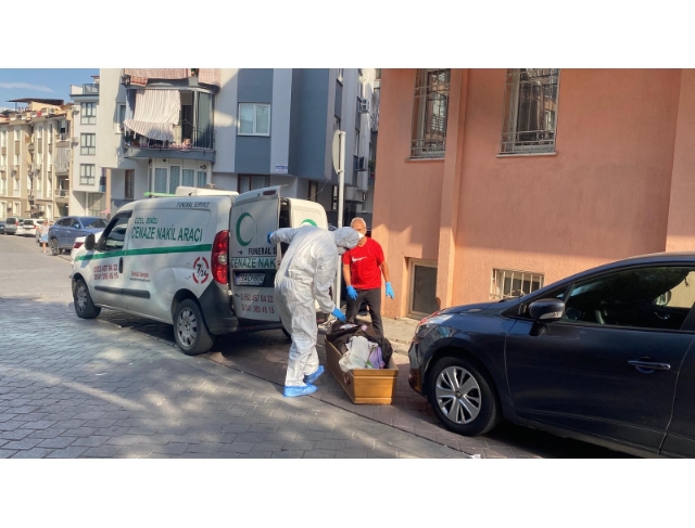 Yalnız yaşayan yaşlı adamın cesedi yayılan kötü kokuyla bulundu