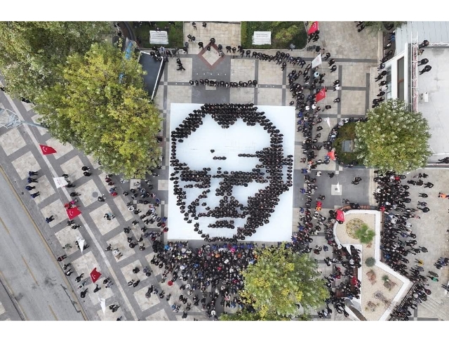 Denizli'de saat 09.05'i gösterdiğinde hayat durdu