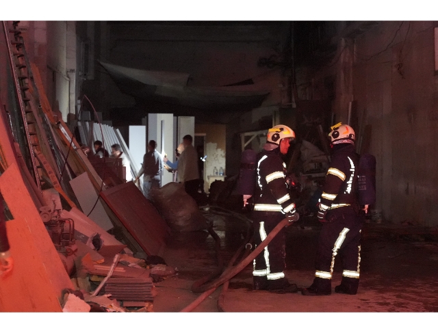 Fabrika yerleşkesinde çıkan yangında 6 işyeri zarar gördü