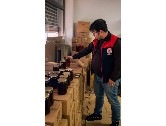 Denizli’de düzenlenen sahte bal operasyonunda 4 tonun üzerinde ürün ele geçirildi