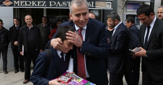 Başkan Zolan, Çocuklara Çizgi Roman Kitabı Hediye Ediyor 