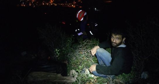 Dağda düşüp yaralanan 2 İranlı yaktıkları ateş sayesinde 8 buçuk saatte kurtarıldı