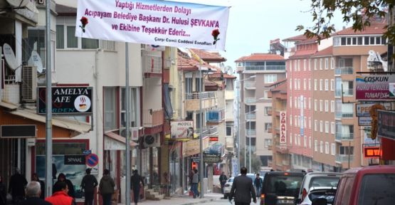 ESNAFTAN BAŞKANA PANKARTLI TEŞEKKÜR
