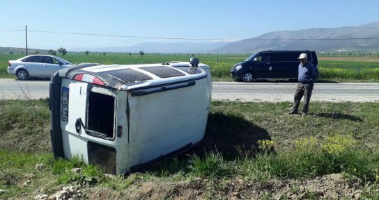 Hafif ticari araç devrildi 1 kişi yaralandı