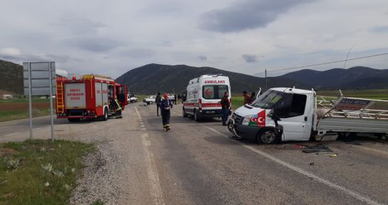 Kamyonet ile otomobil kafa kafaya çarpıştı: 3 yaralı