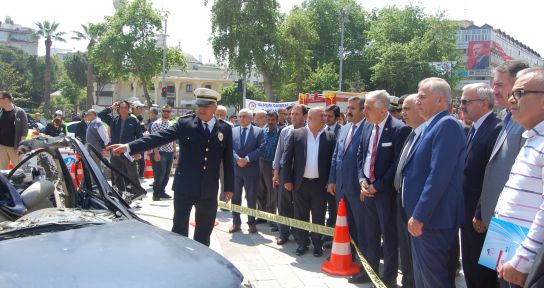 Kazada hurda haline gelen otomobili ibret için sergilediler