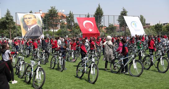 Öğrencilere bisiklet dağıtıldı