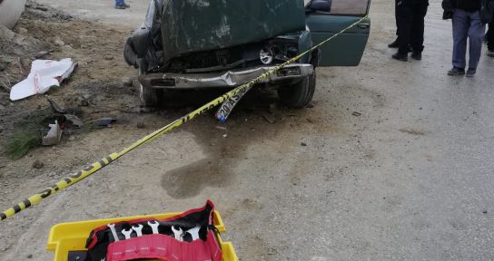 Otomobil beton mikserine çarptı: 1 ölü