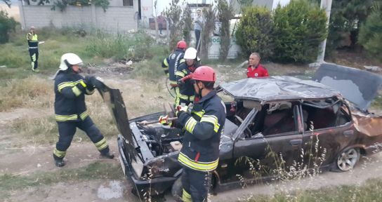 Otomobilin tavanını kesen itfaiye 3 kişiyi kurtardı